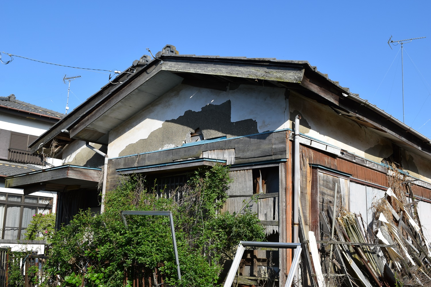 空き家の放置はトラブルのもと！早期売却などの対応を！ 松山市の空き家をお持ちの方は要注意！